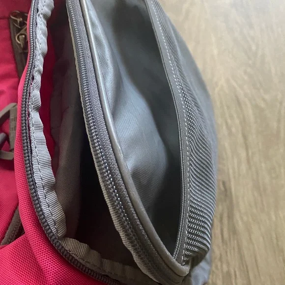 UNDER ARMOUR DUFFEL - Picture 4 of 7